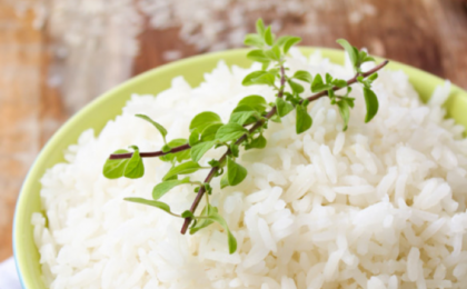 arroz soltinho e saboroso - na foto arroz branco dentro de uma tijela redonda