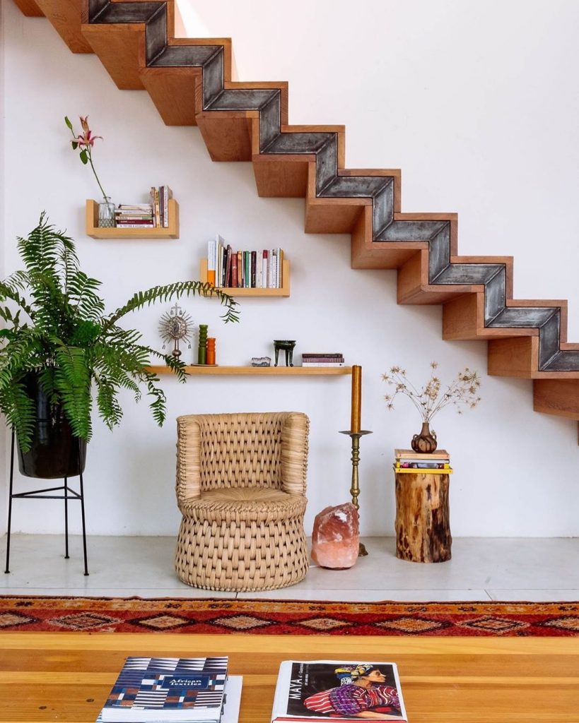 instagram de decoração planta, cadeira, escada de madeira, prateleiras