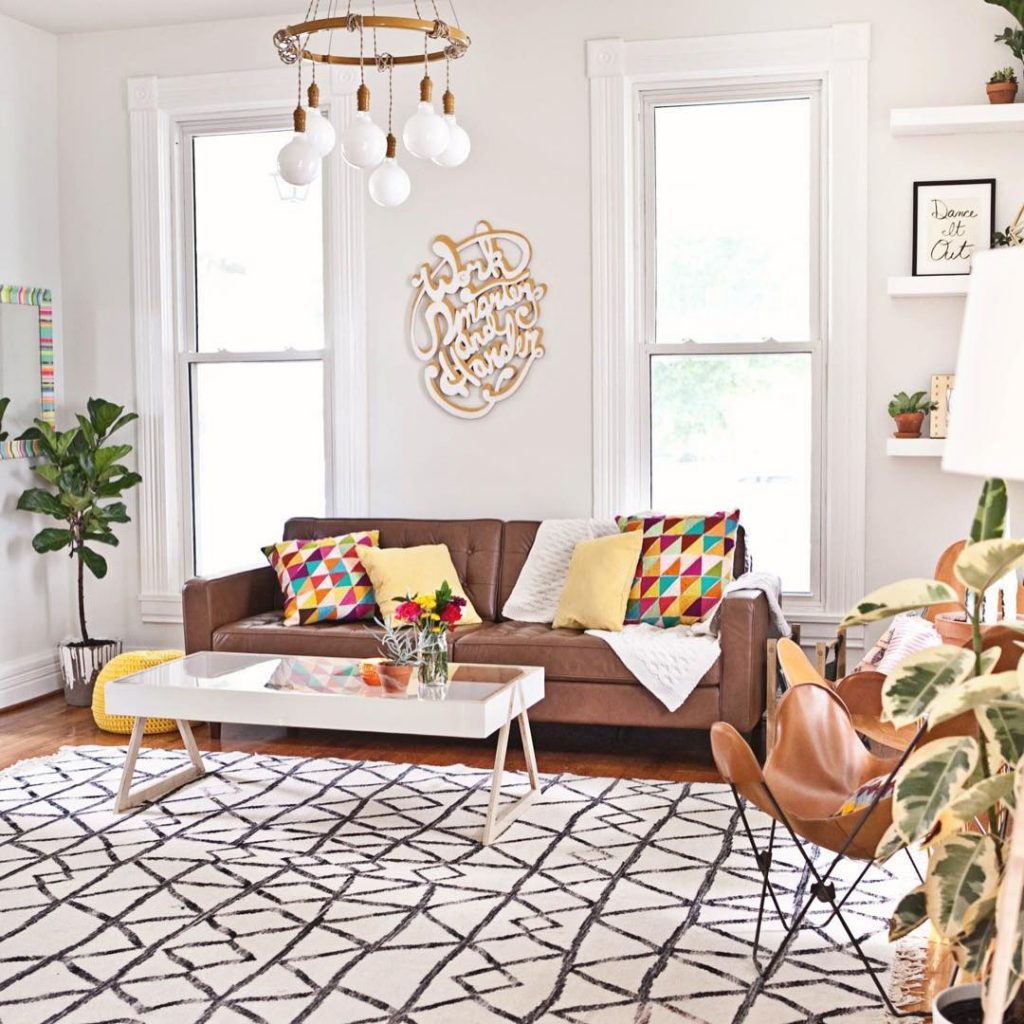 instagram de decoração sala sofá marrom lustre branco tapete branco mesa de centro couro planta em casa