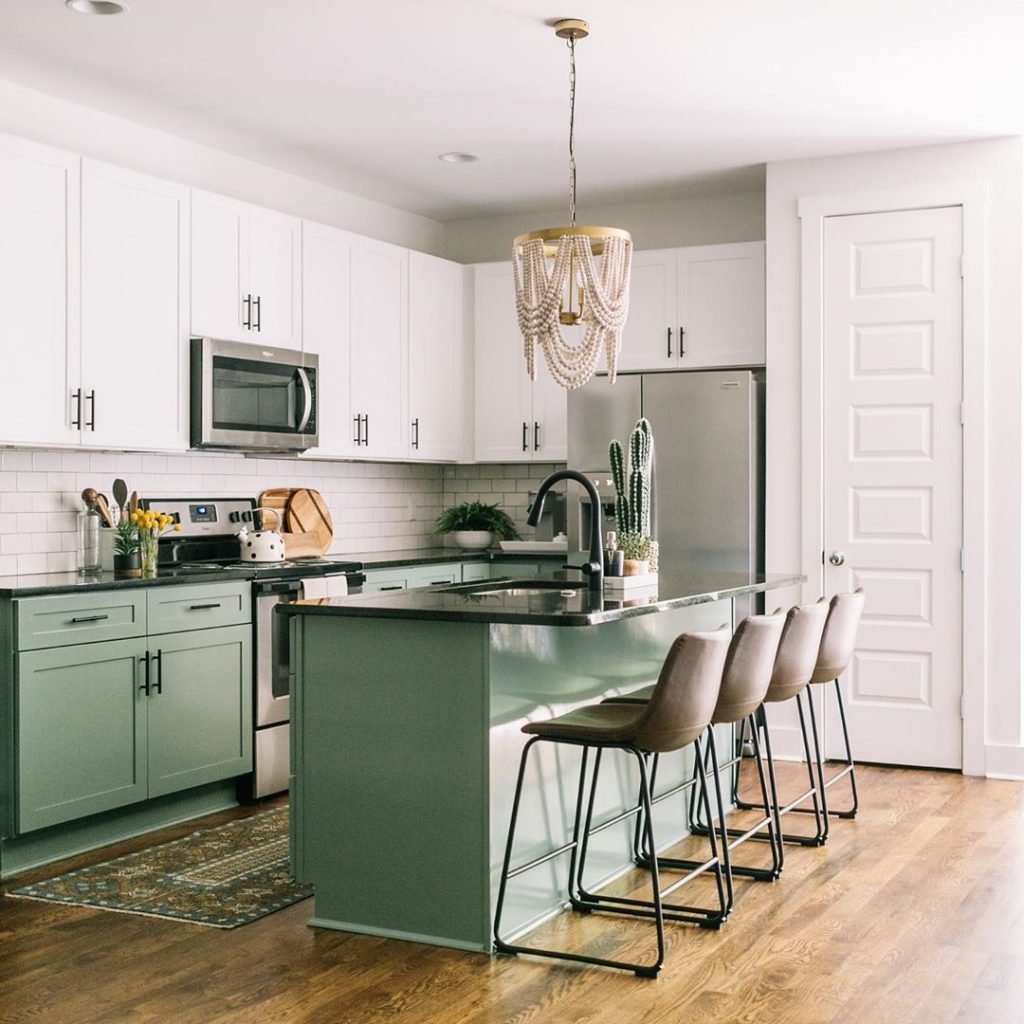 cozinha verde armários brancos cozinha americana instagram de decoração 