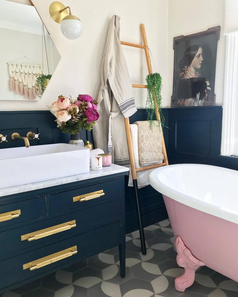 instagram de decoração - banheiro com armários azul escuro, banheira para banheiro rosa e branco