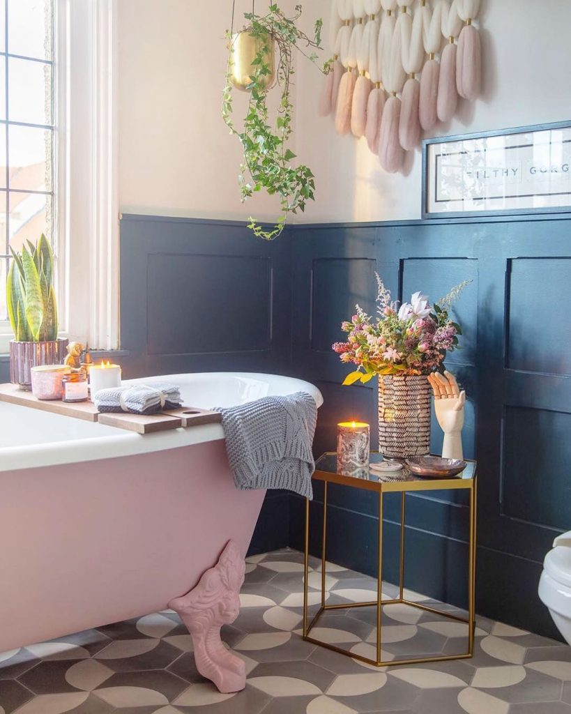 instagram de decoração - banheiro com banheira rosa e branco, parede azul
