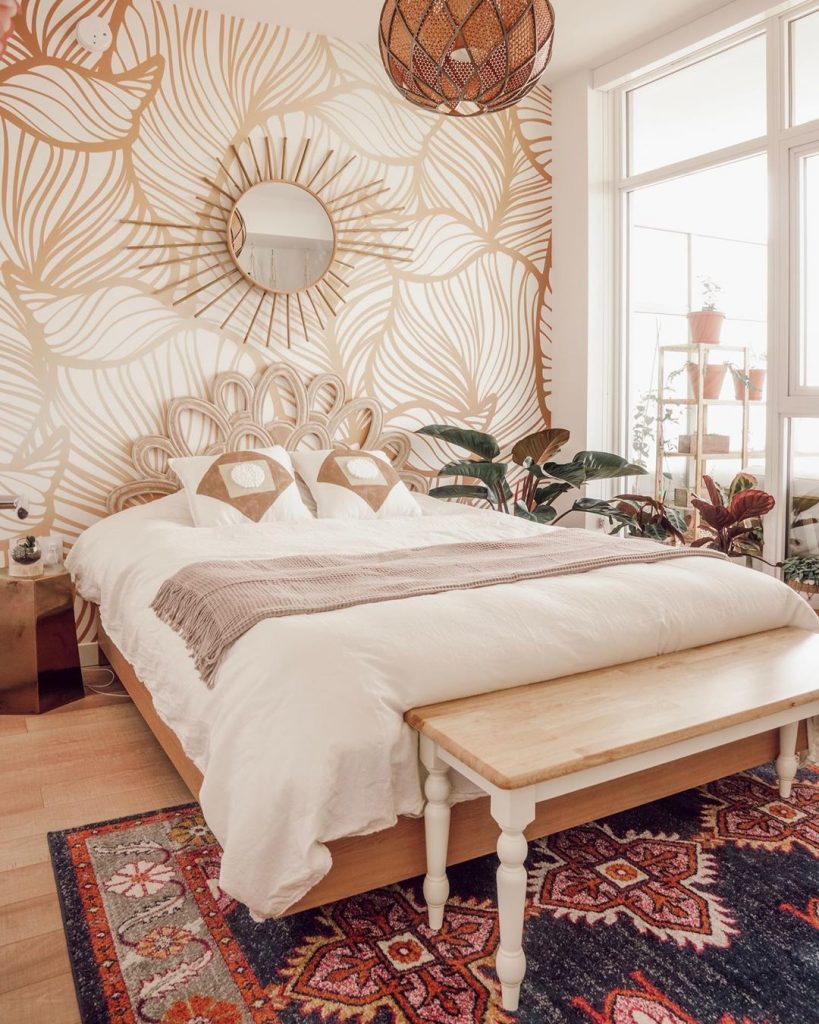 instagram de decoração - quarto com cama grande e enfeite na parede, espelho e madeira 