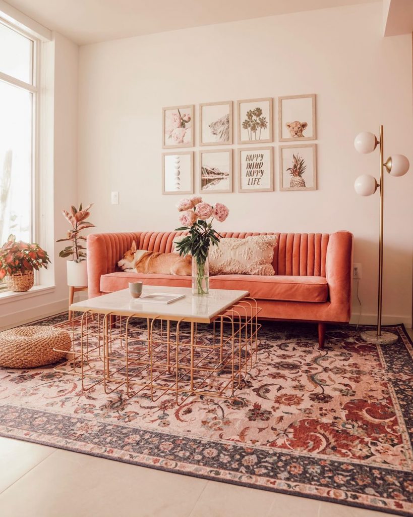 instagram de decoração - sofá laranja na sala, com tapete colorido, abajour dourado e quadros 