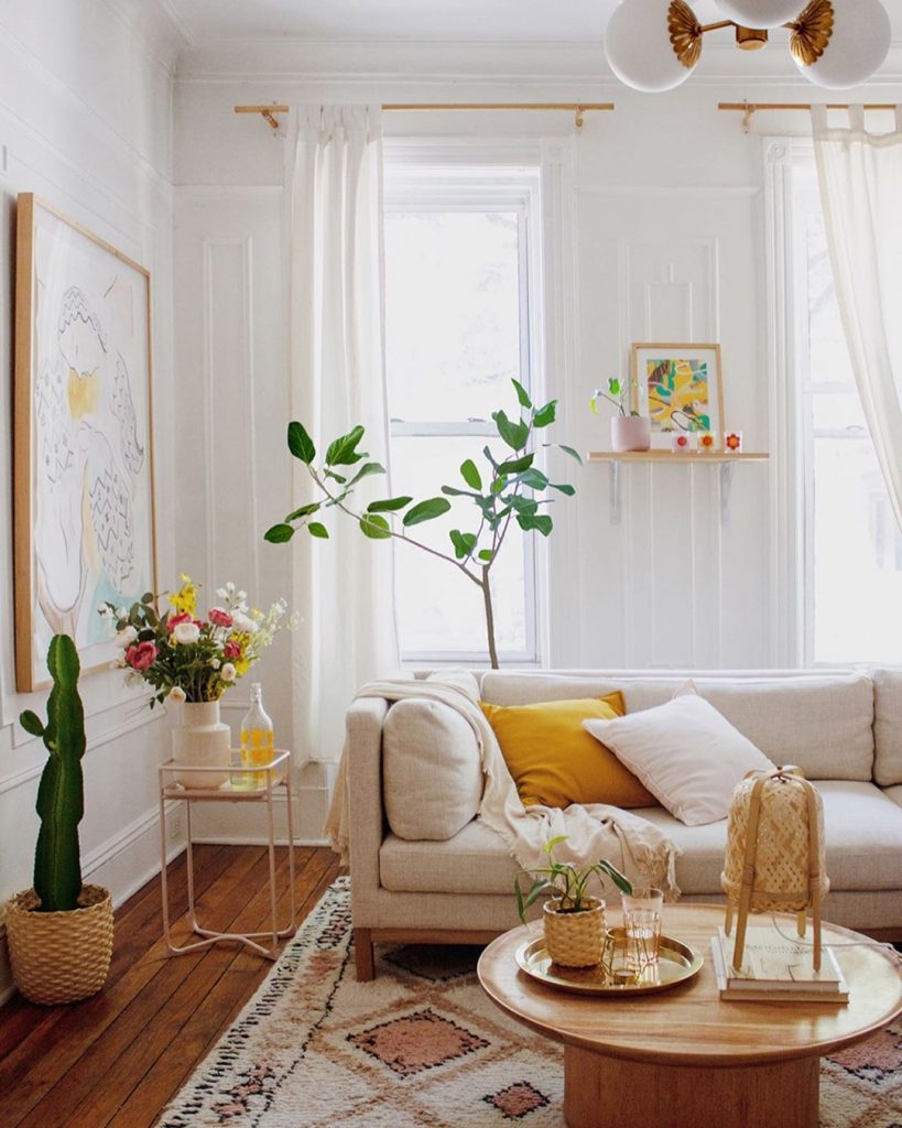 instagram de decoração - sala com sofá branco, planta verde para decorar, quadro, tapete colorido