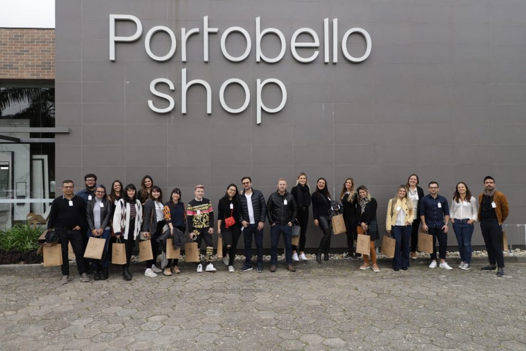 Frente da loja de porcelanato portobello, Apto 161 conhecendo a fábrica da Portobello em Tijucas, SC. Portobello experience. 