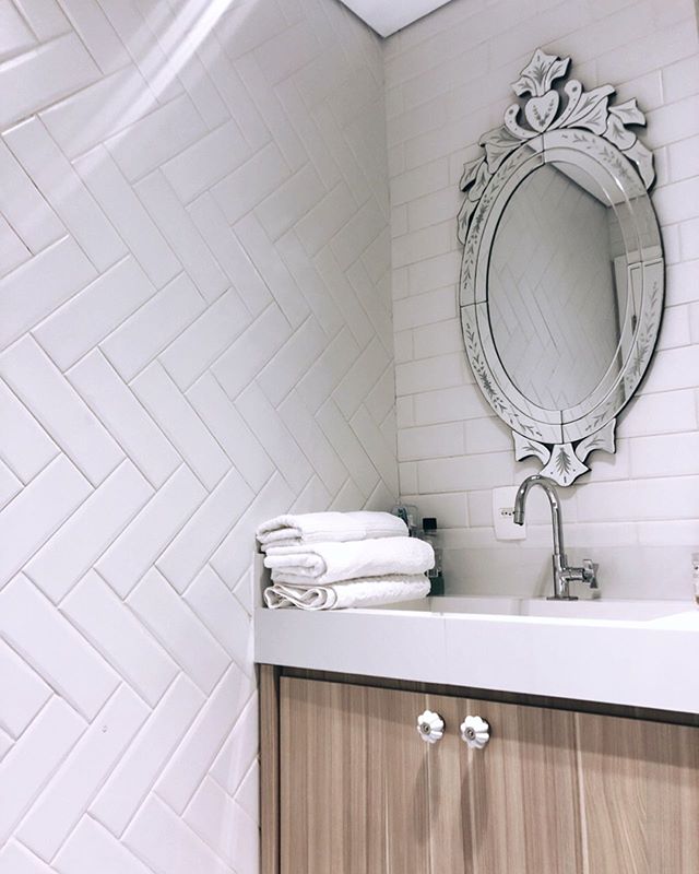 aroma para cada comodo - apartamento 161 banheiro com espelho e toalhas de banho brancas em cima da bancada de porcelanato
