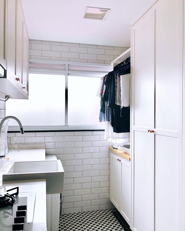 aroma para casa - apartamento 161 - armarios da lavanderia, roupas penduradas, janela, pia da lavanderia 
