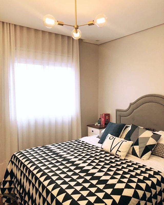quarto de apartamento 161 lustre dourado cortina cabeceira da cama cinza - aroma para casa