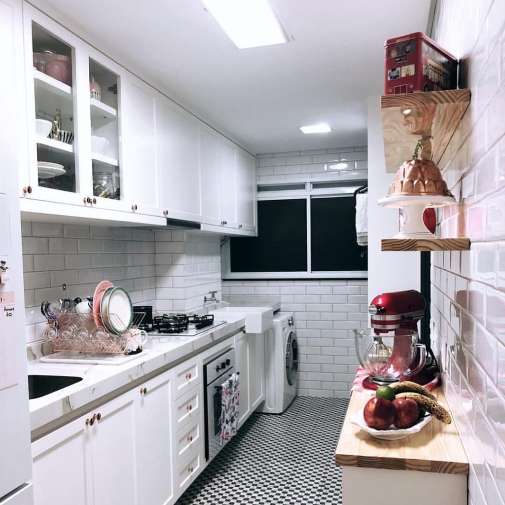 cozinha de apartamento rose gold, branca, ladrilho hidraulico
